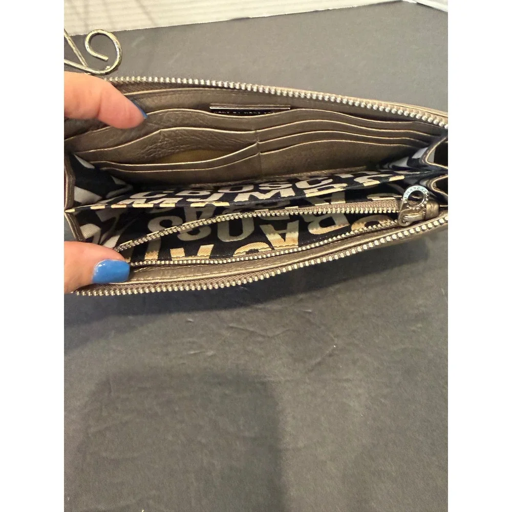 Marc Jacobs Women OS Gold Metallic‎ Leather Turnlock Zip Around Wallet